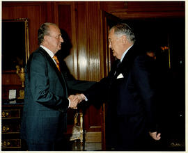 Juan Carlos I saluda a Santiago Ybarra Churruca