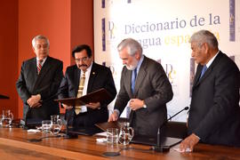 Alejandro Encinas Fernández, rector de la Universidad Nacional San Luis Gonzaga, entrega a Darío ...
