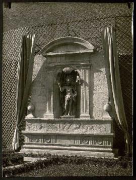 Imagen de Cristo resucitado en el jardín exterior de la Casa de Cervantes en Valladolid
