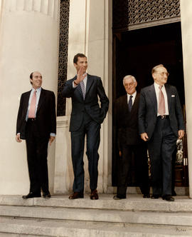 El príncipe de Asturias se despide en la puerta principal de la Academia de la calle Ruiz de Alarcón
