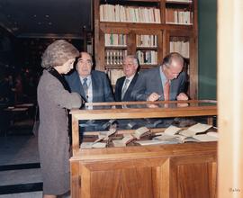 Los reyes de España observan ejemplares de la vitrina situada en la sala Dámaso Alonso