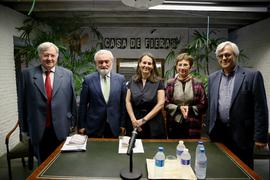 Darío Villanueva, director de la Real Academia Española, junto a otros participantes en los Diálo...