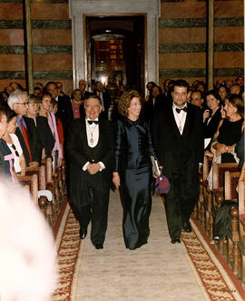 Entrada de Carmen Iglesias en el Salón de Actos acompañada por Luis María Anson y José Antonio Pa...