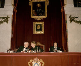 Mesa presidencial formada por Víctor García de la Concha, Pilar del Castillo y Domingo Ynduráin