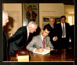 El Príncipe de Asturias firma en el libro de honor de la Fundación José Cardín