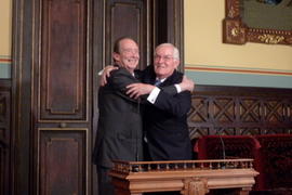 José Manuel Blecua y Víctor García de la Concha se abrazan tras la elección del primero como dire...