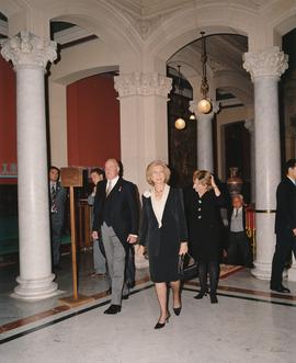 Llegada de los reyes Juan Carlos I y Sofía al vestíbulo de la primera planta