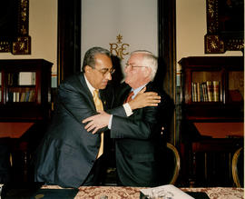 El presidente de la República de Honduras, Carlos Roberto Flores, y el director de la Real Academ...