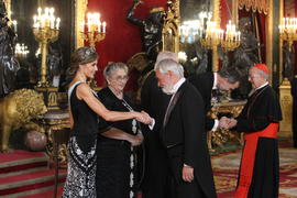 La Reina Letizia, estrecha la mano a Darío Villanueva, director de la Real Academia Española, pre...