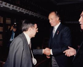 El rey Juan Carlos I saluda a un invitado
