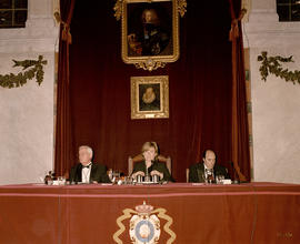 Mesa presidencial formada por Víctor García de la Concha, Pilar del Castillo y Domingo Ynduráin