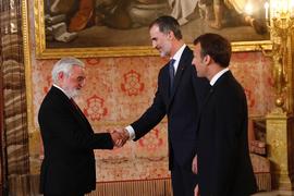 El rey Felipe VI de España estrecha la mano a Darío Villanueva en el Palacio Real