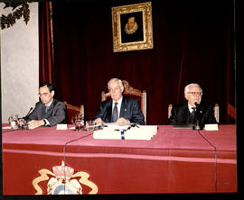 Víctor García de la Concha sentado entre Jaime Caruana y Gregorio Salvador en la Mesa presidencia...