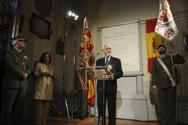 Darío Villanueva Prieto pronuncia unas palabras ante la placa en memoria de Miguel de Cervantes