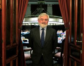 Darío Villanueva, nuevo director de la Real Academia Española, posa tras su elección