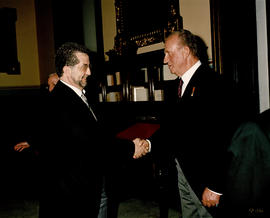 Juan Carlos I saluda a José Antonio Pascual en la Sala de Directores