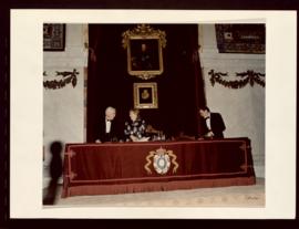 Mesa presidencial formada por Víctor García de la Concha, Pilar del Castillo y Guillermo Rojo