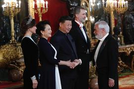 Peng Liyuan saluda a Darío Villanueva en la cena de gala celebrada en el Palacio Real