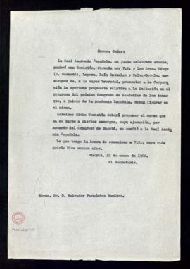 Copia sin firma del oficio del secretario [Julio Casares] a Salvador Fernández Ramírez, de comuni...