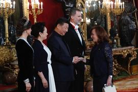 Xi Jinping, presidente de China, estrecha la mano a Aurora Egido en la cena de gala celebrada en ...
