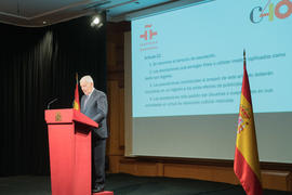 Víctor García de la Concha lee el artículo 22 de la Constitución Española en el Instituto Cervantes