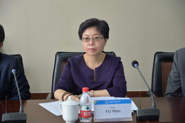Yu Man, de la SISU, en la sala de juntas de la Universidad de Estudios Internacionales de Shanghái