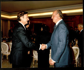 Juan Carlos I saluda a Ricardo Martí Fluxá