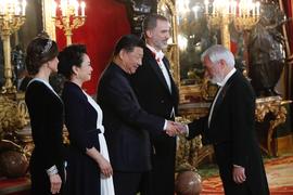 Xi Jinping, presidente de China, estrecha la mano a Darío Villanueva en la cena de gala celebrada...