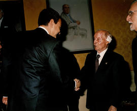 El presidente del gobierno, Jose Luis Rodríguez Zapatero, y Valentín García Yebra se saludan en l...