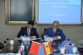 Darío Villanueva y Li Yansong firman un convenio de colaboración entre la Real Academia Española ...