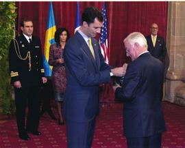 El príncipe de Asturias entrega a Víctor García de la Concha la insignia del Premio Príncipe de A...