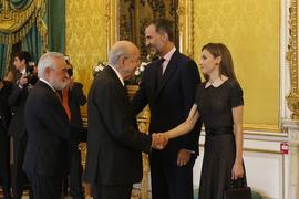 Los reyes de España saludan a Darío Villanueva, director de la Real Academia Española, a su llega...