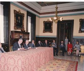Carlos Mayor y Víctor García de la Concha durante la firma de un convenio entre la Academia y la ...