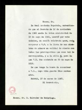 Copia sin firma del oficio del secretario [Rafael Lapesa] a Salvador de Madariaga de traslado del...