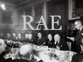 Grupo de académicos en almuerzo del director de 10 de enero de 1954