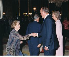 El rey Juan Carlos I saluda a Isabel Vigiola Blanco