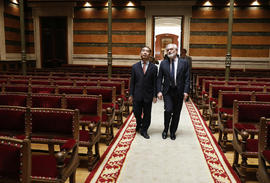 Darío Villanueva y Feng Qinghua caminan por el salón de actos de la Real Academia Española