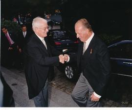 El rey Juan Carlos I saluda a Víctor García de la Concha, director