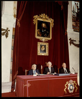 Mesa presidencial del Salón de actos durante la despedida de Luis Ángel Rojo como presidente de l...