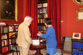 Darío Villanueva, director de la Real Academia Española, y Luisa Chang, académica correspondiente...
