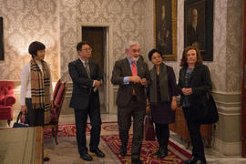 Darío Villanueva y una delegación de la SISU en la sala de pastas de la Real Academia Española