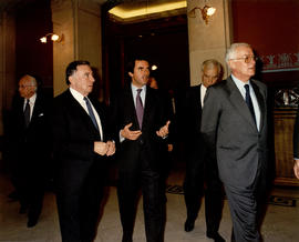 El presidente del gobierno, José María Aznar, acompañado del director de la Real Academia Español...