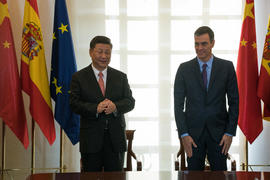 Pedro Sánchez, presidente del Gobierno de España, y Xi Jinping, presidente de China, en la firma ...