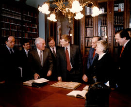 Víctor García de la Concha muestra la Biblioteca Académica a Bill Gates, junto a otros invitados ...
