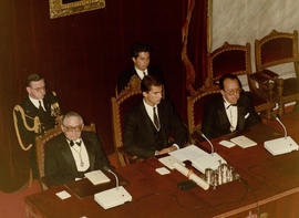 Manuel Alvar, director, el príncipe de Asturias y Rafael Alvarado, censor, en la mesa presidencia...