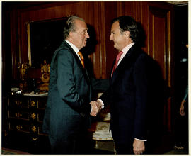Juan Carlos I estrecha la mano a Ricardo Martí Fluxá