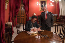 Li Yansong, rector de la SISU, firma en el libro de honor de la Real Academia Española
