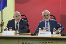 Darío Villanueva, director de la Real Academia Española, junto a Juan Gil, miembro de número de l...