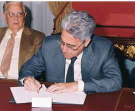 Pedro Cruz Villalón, presidente del Tribunal Consitucional, firma el convenio