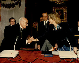 La reina Sofía saluda a José María de Areilza